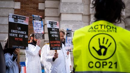 Des militants du mouvement ANV COP21 dénoncent le projet de pipeline EACOP porté par TotalEnergies et financé par BNP Paribas, à Toulouse, le 10 mai 2023. (ADRIEN NOWAK / HANS LUCAS)