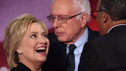 Hillary Clinton et Bernie Sanders lors d'un débat sur NBC le 17 janvier 2016 à Charleston, en Caroline du Sud.