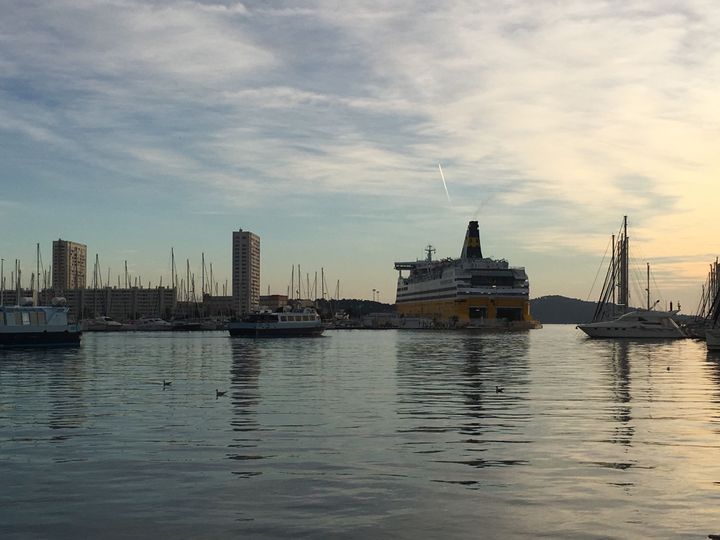 Un ferry est à quai dans le port de Toulon (Var) le 30 décembre&nbsp;2018. (CAMILLE ADAOUST / FRANCEINFO)