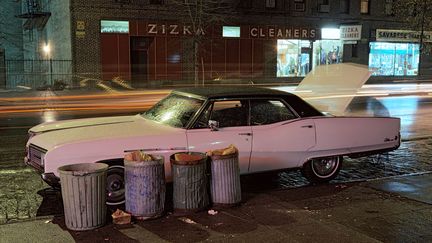 Les relations entre la voiture et la photographie, à travers près de 500 oeuvres de 100 photographes des quatre coins du monde à la Fondation Cartier. Une exposition qui raconte comment l'automobile est devenue, depuis son invention, un sujet et un outil pour les artistes qui jouent avec ses formes, ses couleurs, les reflets dans les rétros et les lignes de la route. Ici, Langdon Clay, Zizka Cleaners car, Buick Electra, Série Cars, New York City, 1975. Diaporama. Courtesy de l'artiste 
 (Langdon Clay)