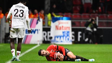 Martin Terrier hurle de douleur après s'être blessé au genou lors du match Rennes-Nice, lors de la 17e journée de Ligue 1, le 2 janvier 2023 au Roazhon Park. (DAMIEN MEYER / AFP)