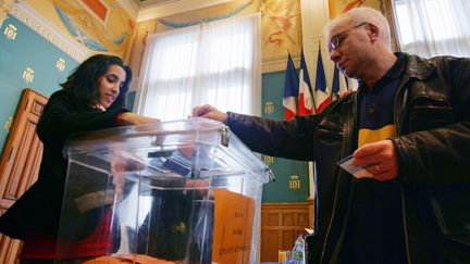 Un homme participe&nbsp;au premier r&eacute;f&eacute;rendum local ouvert aux &eacute;trangers, et donc ill&eacute;gal, &agrave; Saint-Denis (Seine-Saint-Denis), le 26 mars 2006. (JOEL SAGET / AFP)