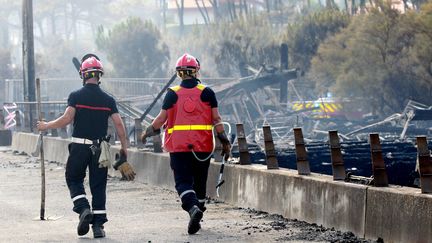 Deux pompiers lors de l'incendie à Anglet, le 31 juillet 2020.&nbsp; (CHOPIN JEAN DANIEL / MAXPPP)