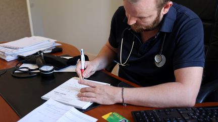 Un médecin généraliste délivre une prescription, le 15 avril 2024, à Marseille. (DAVID ROSSI / LA PROVENCE / MAXPPP)