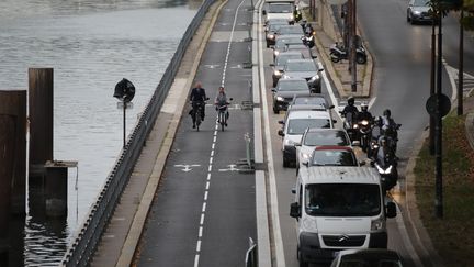 Deux cyclistes sur une piste cyclable des quais de Seine à Paris, le 4 septembre 2017. (LUDOVIC MARIN / AFP)