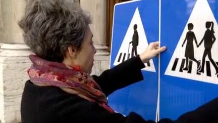 La ville de Genève, en Suisse, a décidé de remplacer la moitié de ses panneaux de signalisation par des panneaux représentants des femmes. (FRANCE 3)