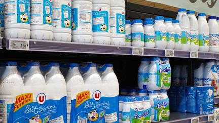 Des bouteilles de lait dans un supermarché, à Gétigné (Loire-Atlantique), le 31 mai 2022. (MATHIEU THOMASSET / HANS LUCAS)