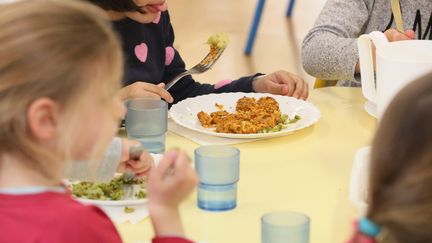 Des enfants mangent au restaurant scolaire, à Grasse (Alpes-Maritimes), le 24 février 2022. (MAXPPP)