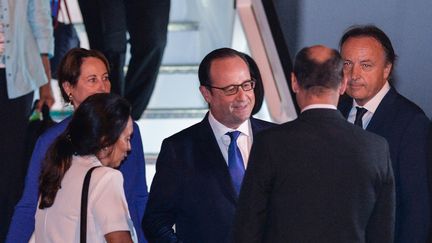 Le pr&eacute;sident Fran&ccedil;ois Hollande arrive &agrave; l'a&eacute;roport Jose Marti, &agrave; La Havane, le 10 mai 2015. (ADALBERTO ROQUE / AFP)