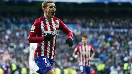 Le Français de l'Atletico Madrid, Antoine Griezmann, fête son but contre le Real Madrid, le 27 février 2016, au stade Santiago Bernabeu, à Madrid. (PIERRE-PHILIPPE MARCOU / AFP)