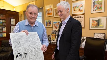 Daniel Maghen, propriétaire de la Galerie Maghen, co-organistrice des enchères de Christie's du 14 mars, reçoit des mains d'Albert Uderzo une planche de l'album d'Asterix "Les lauriers de César", qui sera vendue au profit des victimes de Charlie Hebdo.
 (MEIGNEUX/SIPA)