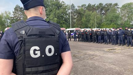 Le&nbsp;commissaire Olivier Bagousse en plein briefing des équipes, à&nbsp;l'école de police nationale de Oissel (Seine-Maritime), en juin 2021. (MARGAUX STIVE / RADIO FRANCE)