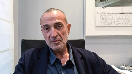 Iskandar Safa est dans son bureau, à Paris, le 22 octobre 2018. (CHRISTIAN BOHMER / DPA / AFP)