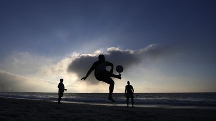  (Partie de foot sur la plage de Copacabana. © REUTERS/Ricardo Moraes)