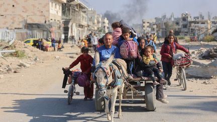 Des déplacés palestiniens quittent le camp de Beit Hanoun pour rejoindre Jabalia, le 12 novembre 2024, dans la bande de Gaza. (OMAR AL-QATTAA / AFP)