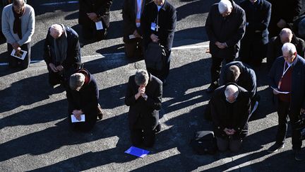 Des évêques de l'église catholique s'agenouillent en signe de pénitence lors d'une cérémonie&nbsp;pour les victimes de la pédocriminalité, à Lourdes, le 6 novembre 2021.&nbsp; (VALENTINE CHAPUIS / AFP)