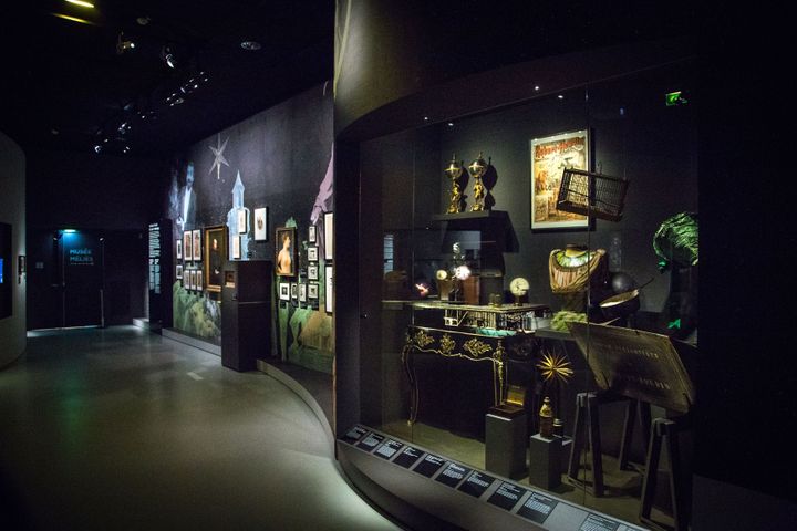 La "table du milieu" utilisée pour les tours d’escamotage, et le "carton fantastique" exposés derrière&nbsp;l'une&nbsp;des&nbsp;vitrines de la Cinémathèque. (LA CINEMATHEQUE FRANCAISE)