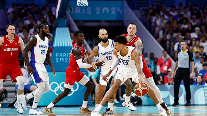 Victor Wembanyama lors du match contre l'Allemagne en phase de groupe des Jeux olympiques de basket au Stade Pierre-Mauroy. (SAMEER AL-DOUMY / AFP)