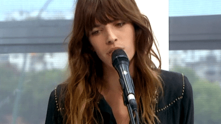 Lou Doillon en live sur le plateau du journal de 13 heures de France 2
 (France2/Culturebox)