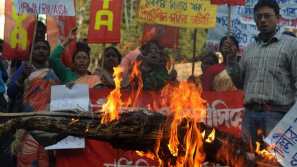 Comme ici &agrave; Siliguri, o&ugrave; les manifestants ont br&ucirc;l&eacute; l'effigie du Premier ministre, le mouvement de protestation contre les abus visant les femmes condamne l'attitude des autorit&eacute;s. Dans le m&ecirc;me temps, le Premier ministre Manmohan Singh assure que la mort de l'&eacute;tudiante "n'aura pas &eacute;t&eacute; vaine",&nbsp;souhaitant que les "&eacute;motions et &eacute;nergies" d&eacute;clench&eacute;es par l'&eacute;v&eacute;nement soient utilis&eacute;es de mani&egrave;re&nbsp;"constructive". (DIPTENDU DUTTA / AFP)