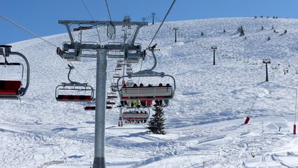 Télésièges dans les Alpes en France.&nbsp; (UNIVERSAL IMAGES GROUP VIA GETTY)