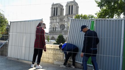 Des palissades sont installées face à Notre-Dame avant la décontamination du site à Paris, le 13 août 2019.&nbsp; (BERTRAND GUAY / AFP)