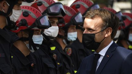 Emmanuel Macron rencontre des pompiers dans la vallée de la Roya, le 7 octobre 2020. (CHRISTOPHE SIMON / POOL)