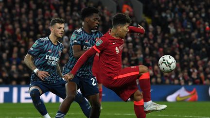 Roberto Firmino (à droite) face à Ben White et Albert Sambi Lokonga, lors du match entre Liverpool et Arsenal, le 13 janvier (PAUL ELLIS / AFP)