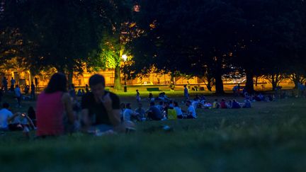 Un parc la nuit en période de chaleur (illustration). (BRUNO LEVESQUE / MAXPPP)