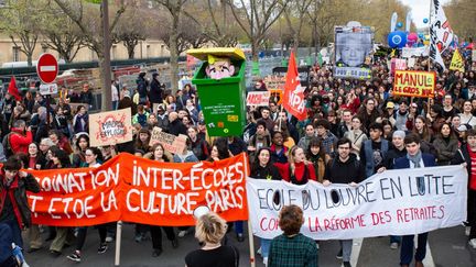 Des manifestants protestent contre le report de l'âge légal de la retraite à 64 ans, le 6 avril 2023 à Paris. (VALERIE DUBOIS / HANS LUCAS / AFP)