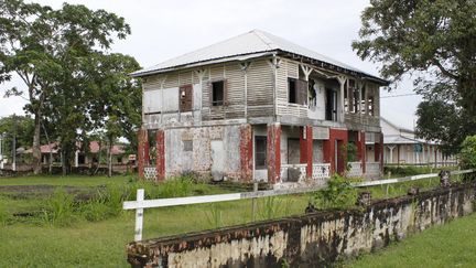 La maison du receveur des douanes, située dans la ville de Saint-Laurent-du-Maroni (Guyane), est détériorée. Le Loto du patrimoine va fournir 200 000 euros pour financer sa restauration. (Site internet de la ville de Saint-Laurent-du-Maroni)