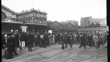 2 août 1914 : premier jour de mobilisation générale, de nombreux Français&nbsp;doivent se rendre dans leur régiment respectif. (©)