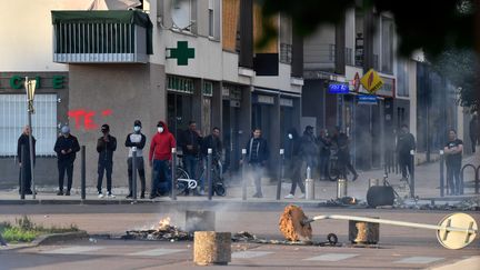 Des habitants&nbsp;devant les dégradations après les violences, le 15 juin 2020, à Dijon (Côte-d'Or). (PHILIPPE DESMAZES / AFP)