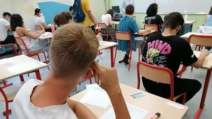 Des élèves planchent sur la philosophie au lycée Georges Clemenceau de Montpellier (Hérault) pour le début du baccalauréat, le 17 juin 2021. (ROMAIN BERCHET / FRANCE-BLEU HÉRAULT)