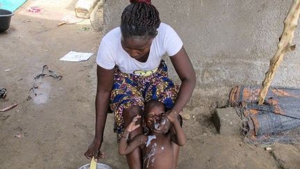 Gavage d'un bébé au Cameroun (Reinnier KAZE / AFP)