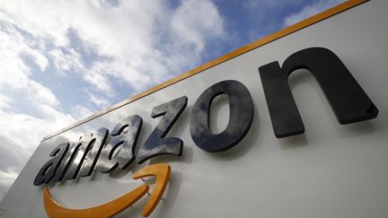 Le logo de l'un des entrepôts&nbsp;Amazon de Bretigny-sur-Orge (Essonne), le 28 novembre 2019.&nbsp; (THOMAS SAMSON / AFP)