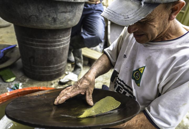 Un mineur sèche l'or à la Mine "La Corte" de La Llanada.
 (LUIS ACOSTA / AFP)