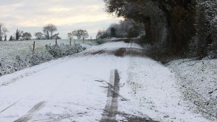 Une route enneigée à Montaigu-Vendée (Vendée), le 11 décembre 2022. (MATHIEU THOMASSET / HANS LUCAS / AFP)