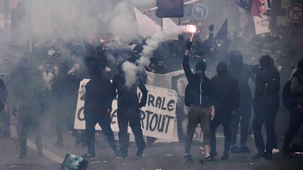 Des black blocs à Paris pendant la manifestation du 1er mai 2018. (ALAIN JOCARD / AFP)