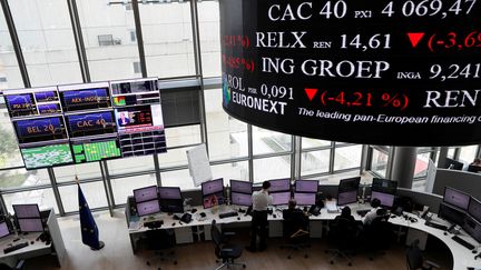 La salle des marchés d'Euronext, à Paris, le 24 juin 2016. (THOMAS SAMSON / AFP)