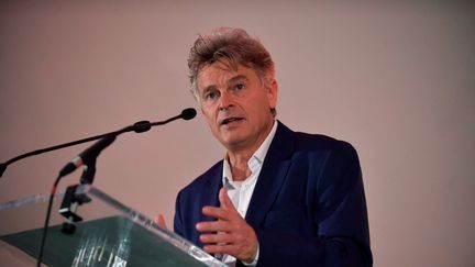 Le Premier secrétaire du Parti communiste et candidat à l'élection présidentielle, Fabien Roussel, donne une conférence de presse à Paris, le 17 janvier 2022. (JULIEN DE ROSA / AFP)