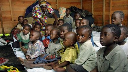 Des enfants congolais séparés de leurs parents dans un centre de la Croix-Rouge à Goma, après l'éruption du volcan Nyiragongo, le 22 janvier 2002. De nombreux orphelins en provenance du Nord-Kivu en guerre ont été transférés dans les orphelinats de Kinshasa.  (Photo AFP/Pedro Ugarte)