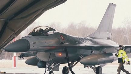 Les Pays-Bas et le Danemark vont livrer des avions de chasse F-16 à l'Ukraine pour combattre l'armée russe. Le président ukrainien Volodymyr Zelensky a salué une décision "historique", dimanche 20 août. (FRANCEINFO)