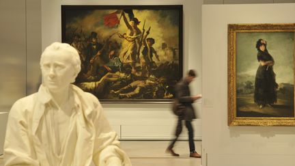 Dans la Galerie du temps, au Louvre-Lens, "La Libert&eacute; guidant le peuple" d'Eug&egrave;ne Delacroix cl&ocirc;ture 55 si&egrave;cles d'histoire de l'art. (ROLLINGER-ANA / ONLY FRANCE / AFP)