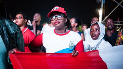 Des partisans de Paul Kagame fêtent la victoire du chef de l'Etat sortant à l'élection présidentielle, vendredi 4 août au soir à Kigali (Rwanda). (CESAR DEZFULI / CITIZENSIDE / AFP)