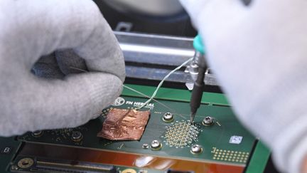 La production d'un semi-conducteur sur le site du groupe Herstal en Belgique, le 17 juin 2022. (JOHN THYS / BELGA MAG)