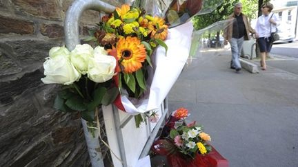 Des fleurs contre la maison où a eu lieu le quintuple meurtre (AFP/JEAN-SEBASTIEN EVRARD)