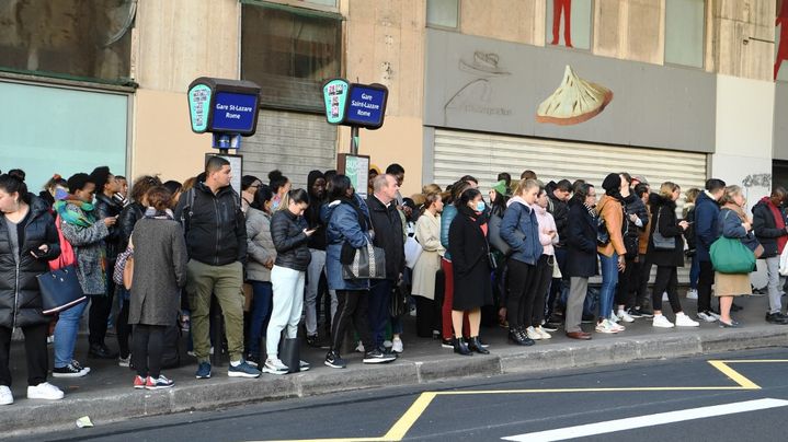 Des voyageurs attendent un bus de la RATP lors d'une grève, à Paris, le 10 novembre 2022. (BERTRAND GUAY / AFP)