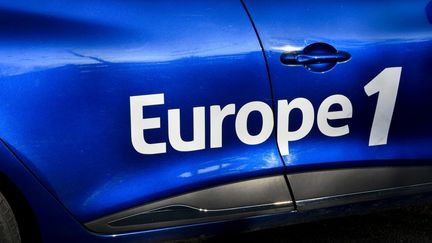 Le logo Europe 1 sur une voiture de la radio, le 9 janvier 2021 à Bagneux&nbsp;(Hauts-de-Seine), le 9 janvier 2021. (MAGALI COHEN / HANS LUCAS / AFP)