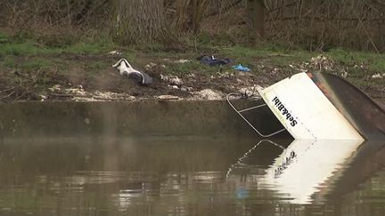 Afin de rejoindre l’Angleterre à tout prix, les migrants prennent de plus en plus de risques. Il y a quelques jours, une jeune fille de sept ans est morte noyée dans le canal de l’Aa lors du chavirage de son canot. (France 2)